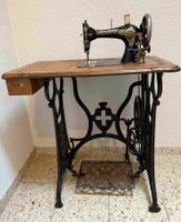 Antike Helvetic Nähmaschine mit Tisch - Deko-Objekt!