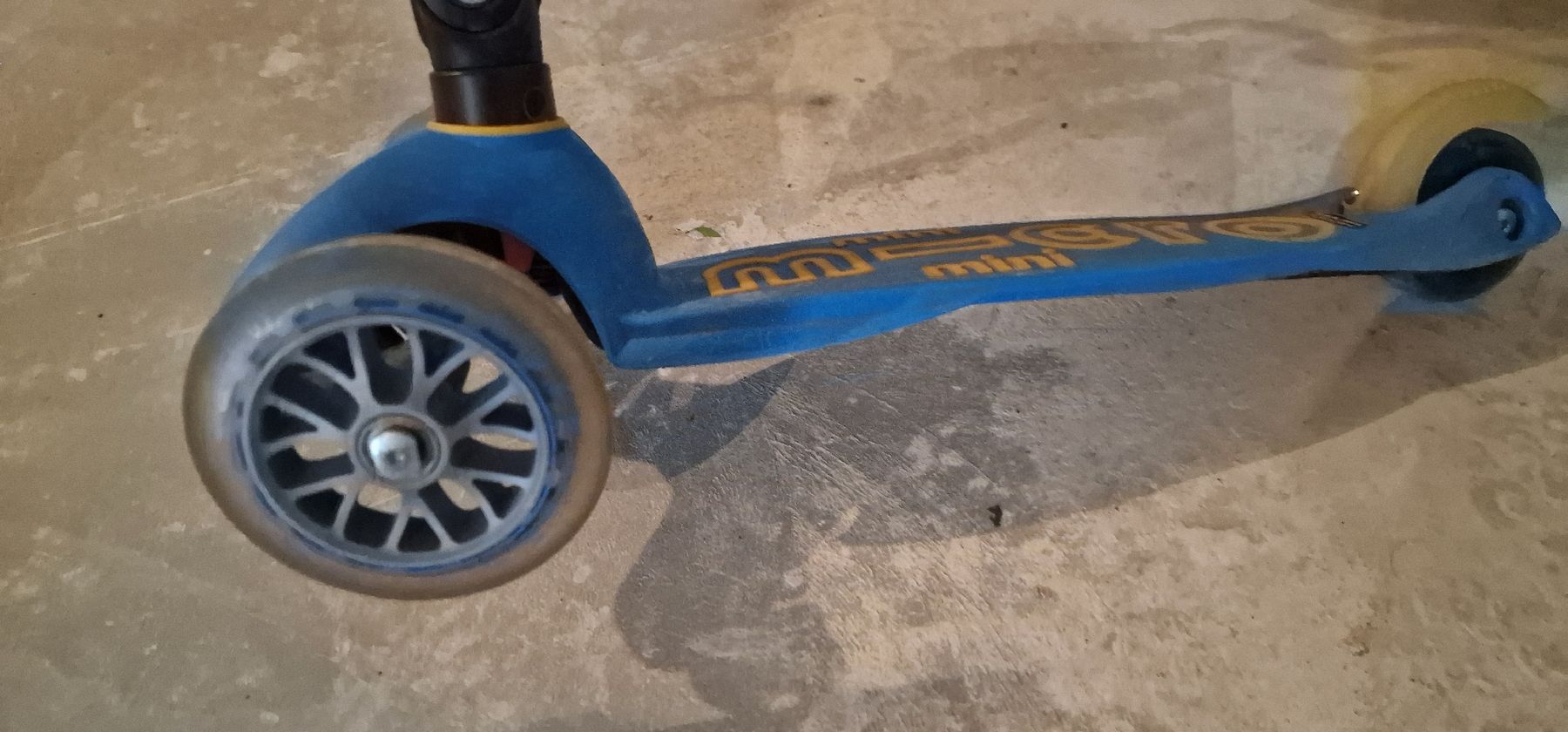 Micro Fahrzeuge für Kinder: Roller Mini Micro blau mit Helm, guter Zustand – Gebraucht aus Romanshorn von JessiO 1