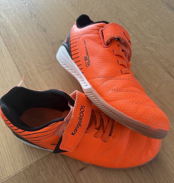 Chaussures garçon: Hallenschuhe von KangaRoos in der Grösse 33 – D'occasion à Otelfingen par che_26d5 1