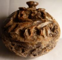 INTERESSANTE POLYSTONE -STEIN DOSE,--HANDARBEIT-5,5 x 6,5 CM