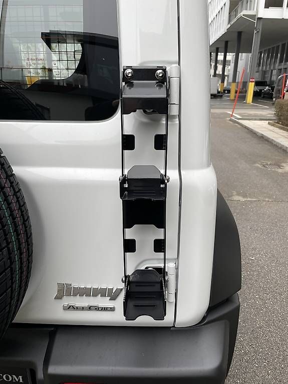 Scale: Suzuki Jimny Heckleiter ausklappbar – Nuovo e nell'imballaggio originale da Schindellegi venduto da GlobalCarTrading_AG 1