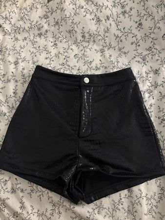 Pantaloni corti neri effetto coccodrillo taglia S usati
