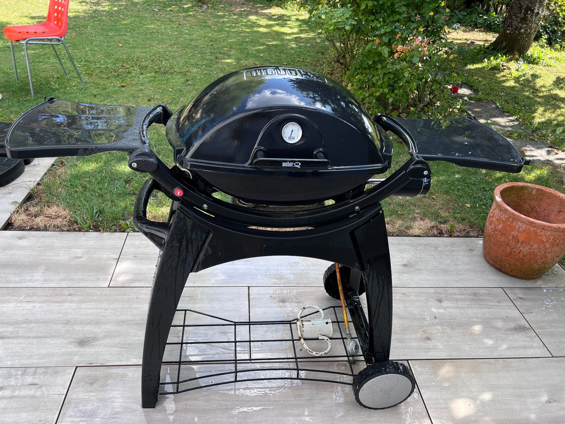 Griglie: Weber Q 220 Gasgrill mit Seitentischen – Usato da Bonstetten venduto da Cornelia7 1