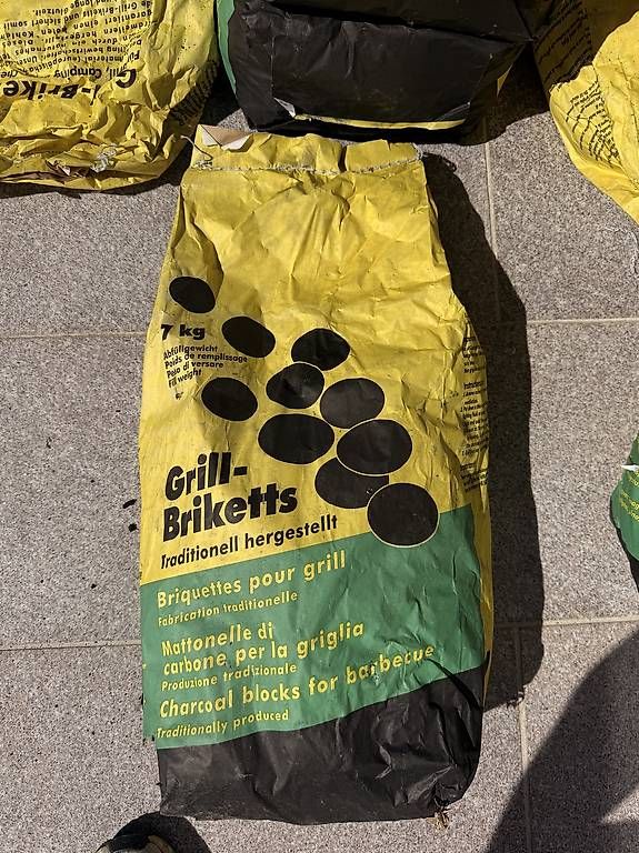 Griglie: Grill-Briketts 460KG (66 Säcke) – Usato da Oberbuchsiten venduto da DoppioEspresso 1
