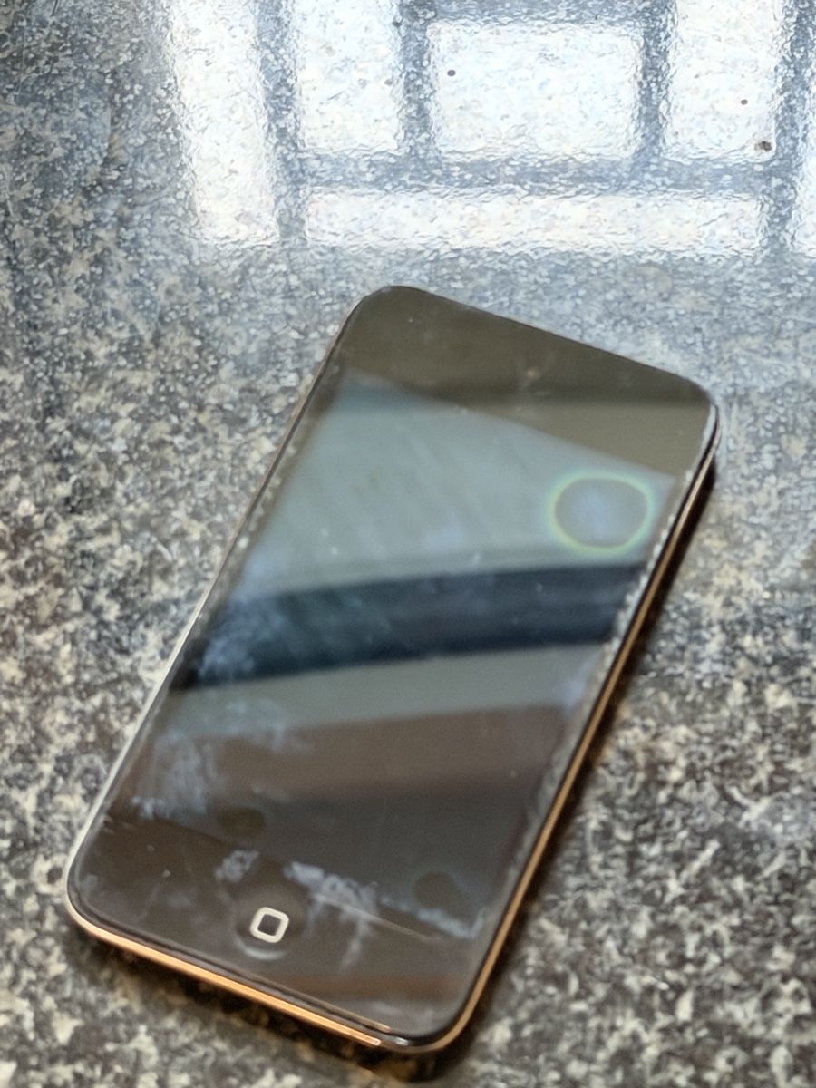 Apple Lecteur media portable: iPod touch 4 8gb écran à remplacer – Défectueux à Lausanne par Planet_Faisceaux 2
