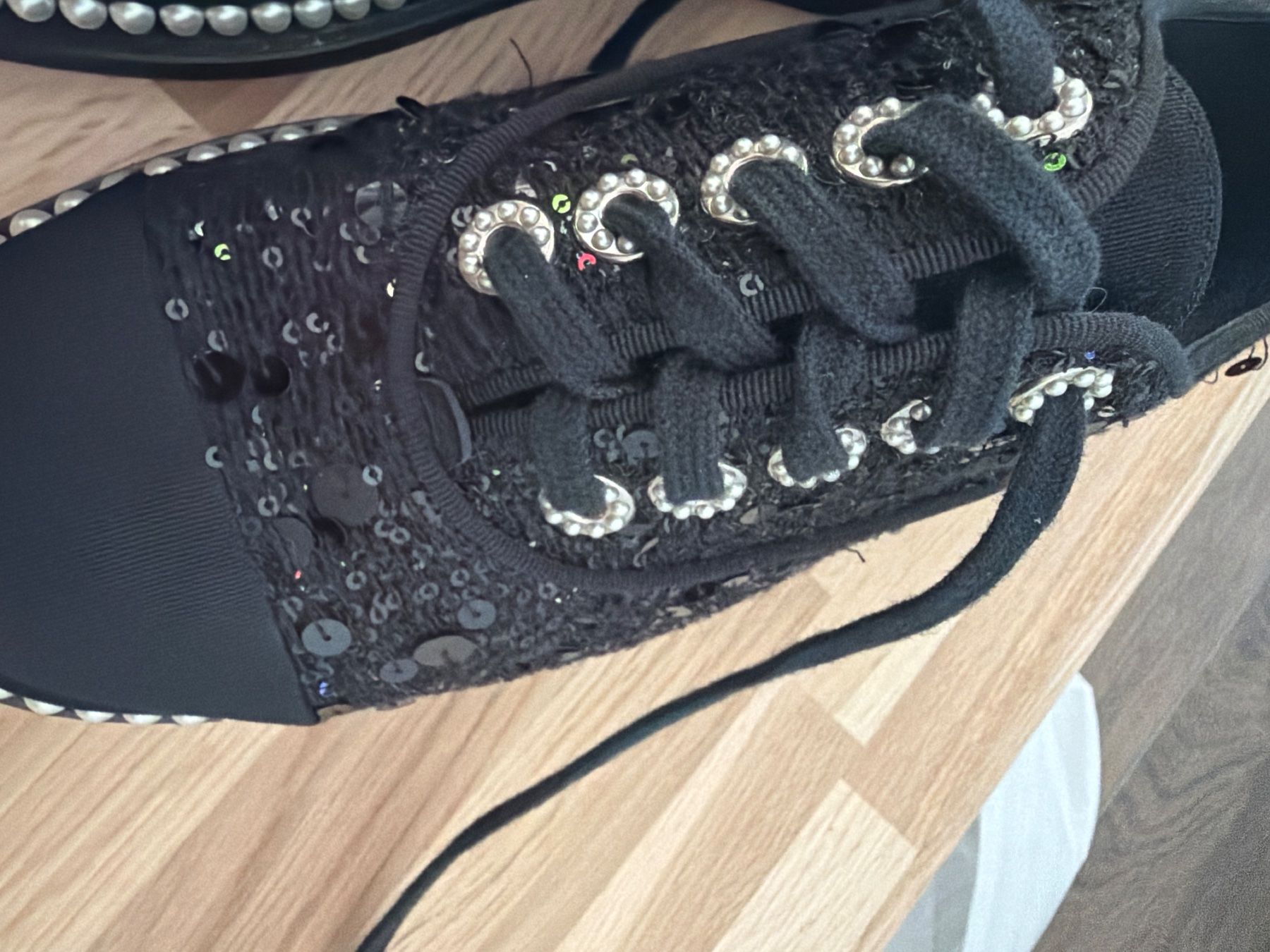 Chanel Scarpe da donna: LAST PRICE Chanel noires paillettes et perles – Nuovo (secondo la descrizione) da Cologny venduto da PINKCLOSET 5