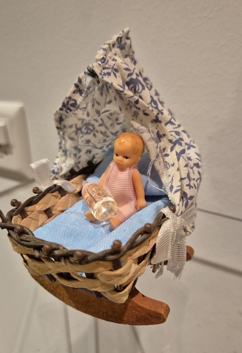 Puppenwagen: Puppenstubenwagen mit Püppchen – Gebraucht aus Schaffhausen von peggi77755
