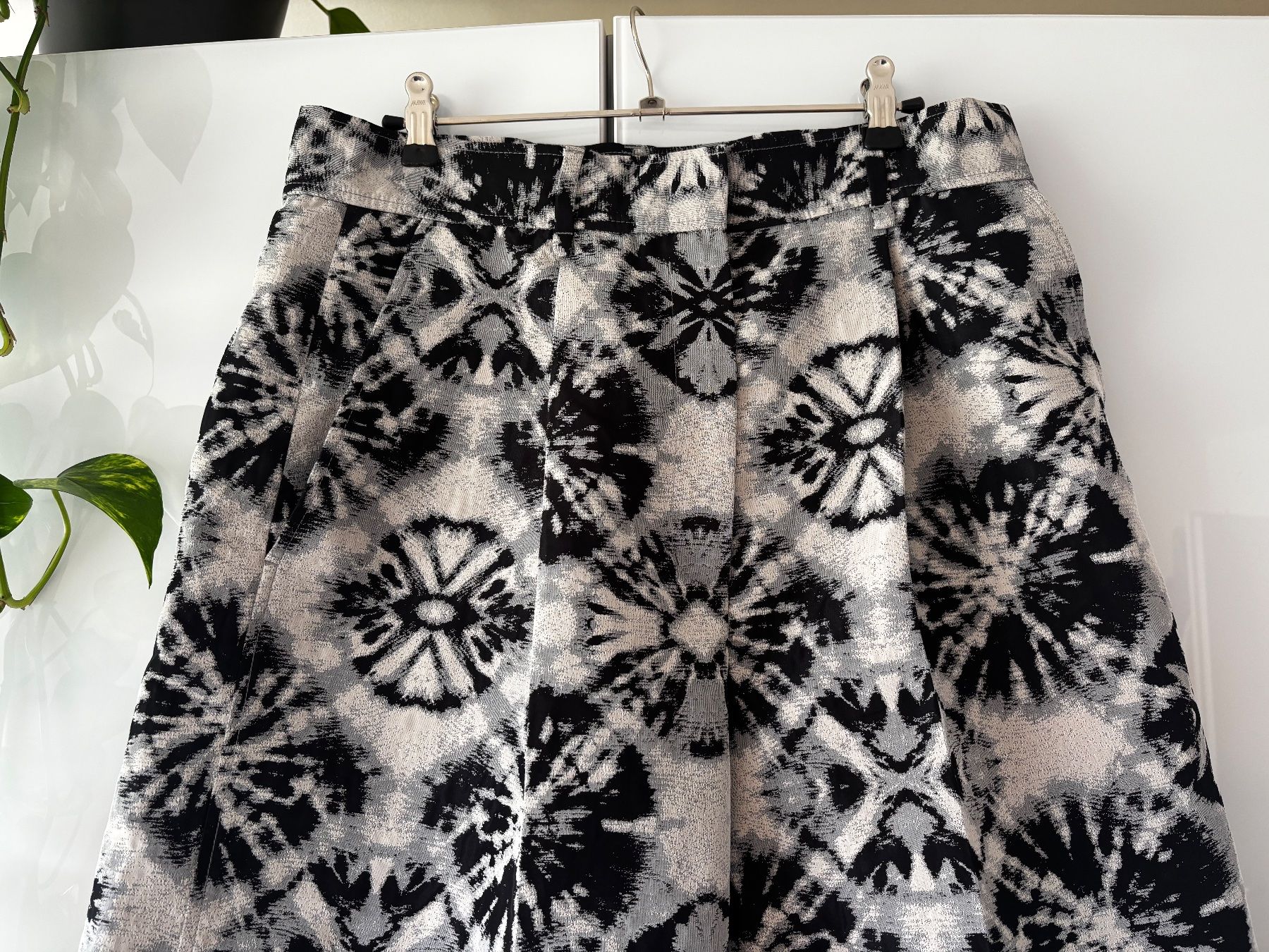 Cos Pantaloni: COS gemusterte Hose mit weitem Bein Gr. 40 – Usato da Zürich venduto da missmodernage 1