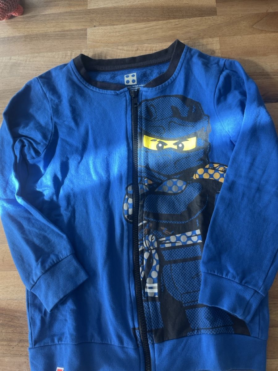 Pulls et sweat-shirts: LEGO Pullover mit Reissverschluss Gr 128 – D'occasion à Basel par HugChristine