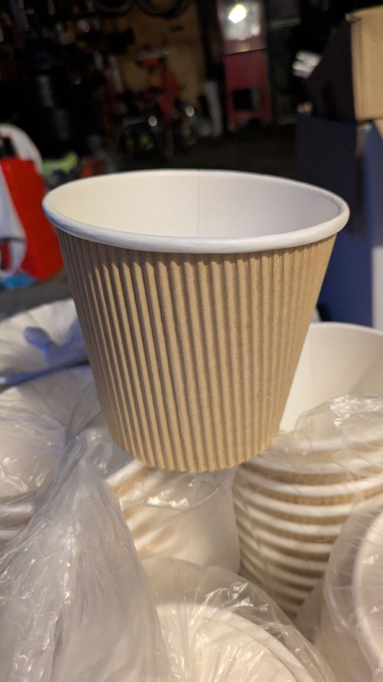 Contenitori & Simili: ca 250 Stück Einweg Behälter 5dl mit Becher – Usato da Beinwil am See venduto da Smini3