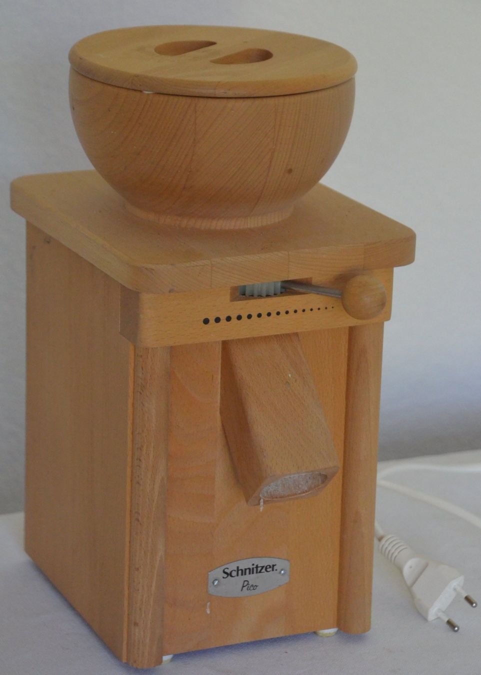 Küchengeräte: Schnitzer Getreidemühle / moulin à grains – Gebraucht aus Collonges von arashee