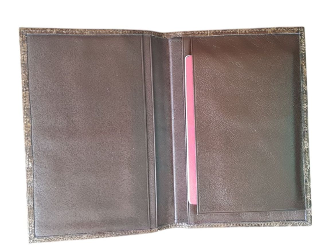 Altro in  Abbigliamento & Accessori: Passportfolder Dokumentenmappe Krokoleder 1950er – Nuovo (secondo la descrizione) da Mörschwil venduto da wunderkiste44 2