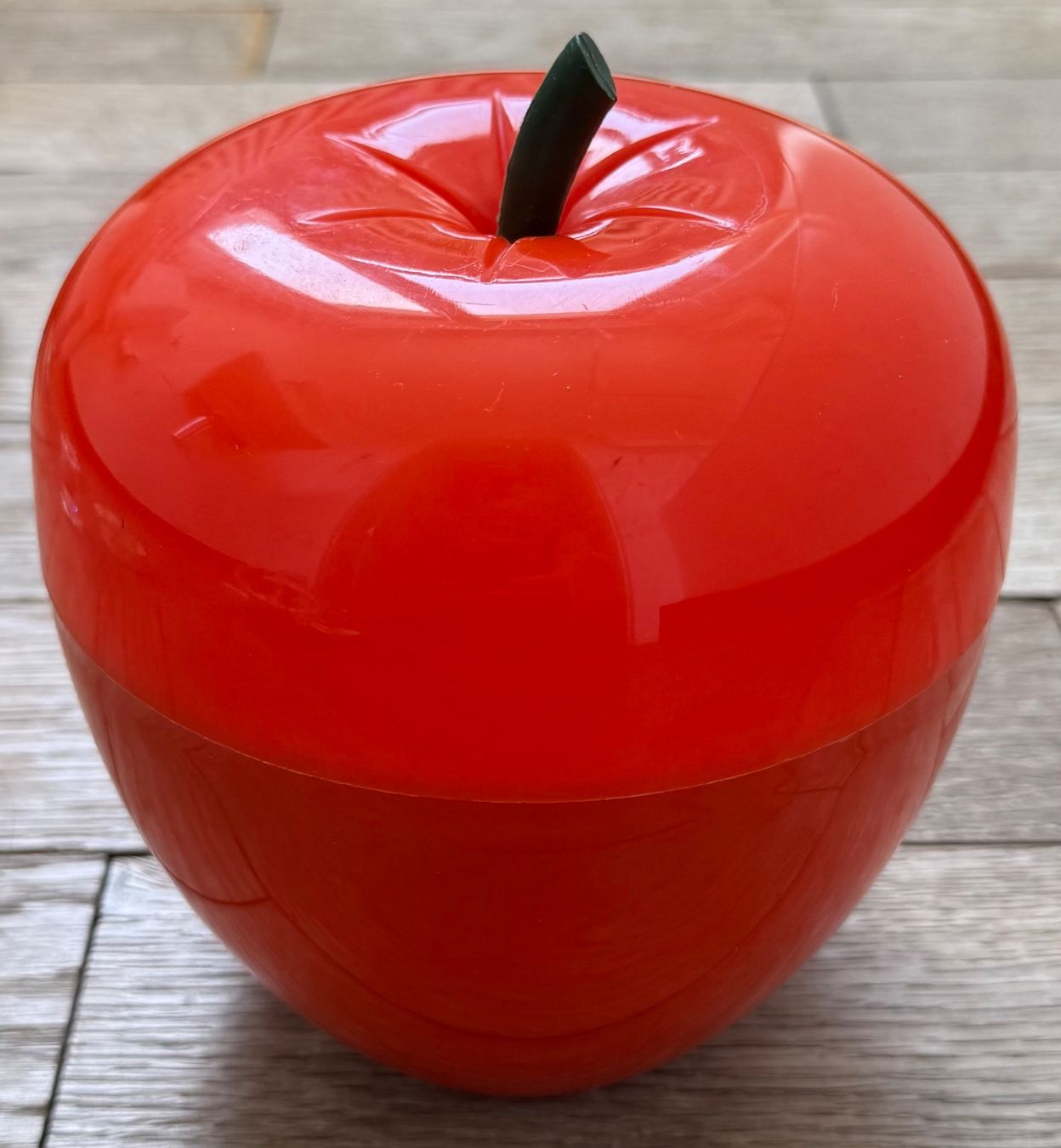 Behälter & Ähnliches: Eiswürfelbehälter Apfel, Kunststoff 1970 – Gebraucht aus Luzern von Mamutpe
