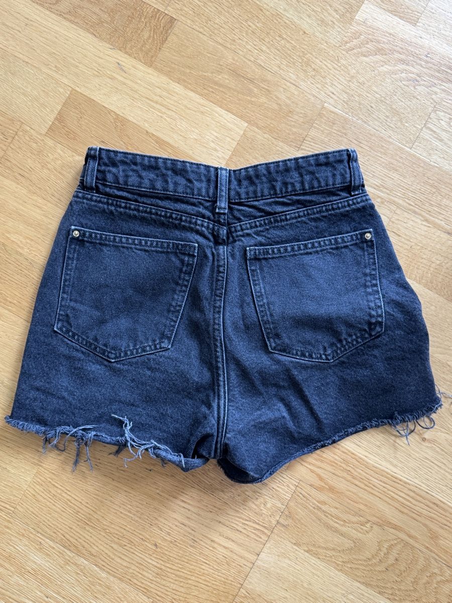 Hosen: Schwarze Zara Jeansskort – Gebraucht aus Zürich von megan.caprez 1