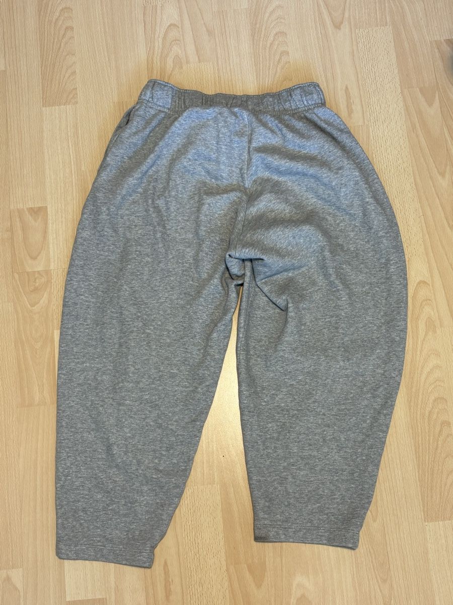 Pantaloni: NIKE GREY SWEATPANTS – Usato da Küttigen venduto da noa_78fr 1