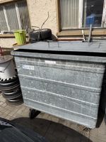 Grosser Metallcontainer gebraucht mit Rollen