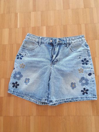 Jeans Shorts mit Blumenstickerei  gebrauchter grösse S 