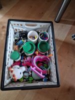 Kiste mit diversem Plastkspielzeug
