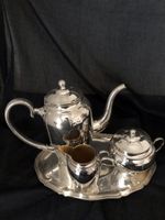 Silberfarbenes Teeset