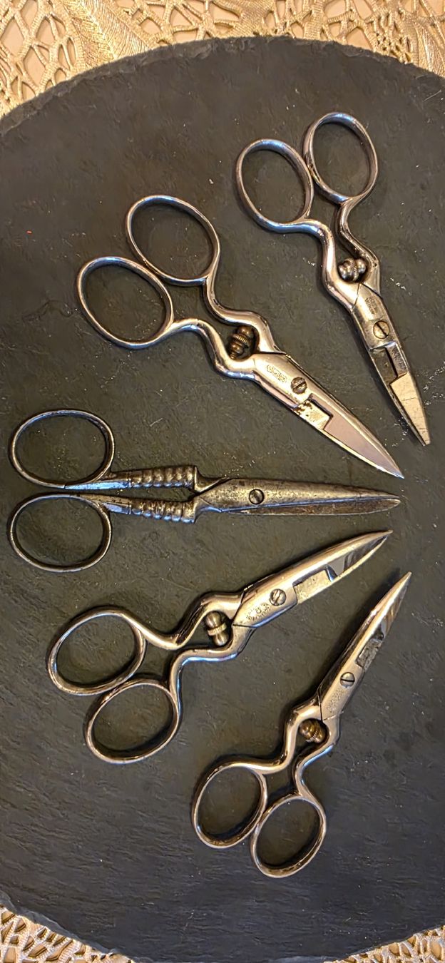 Tutti gli attrezzi: 5 antike Knopfloch Scheren – Usato da Kaufdorf venduto da Nati-Nati