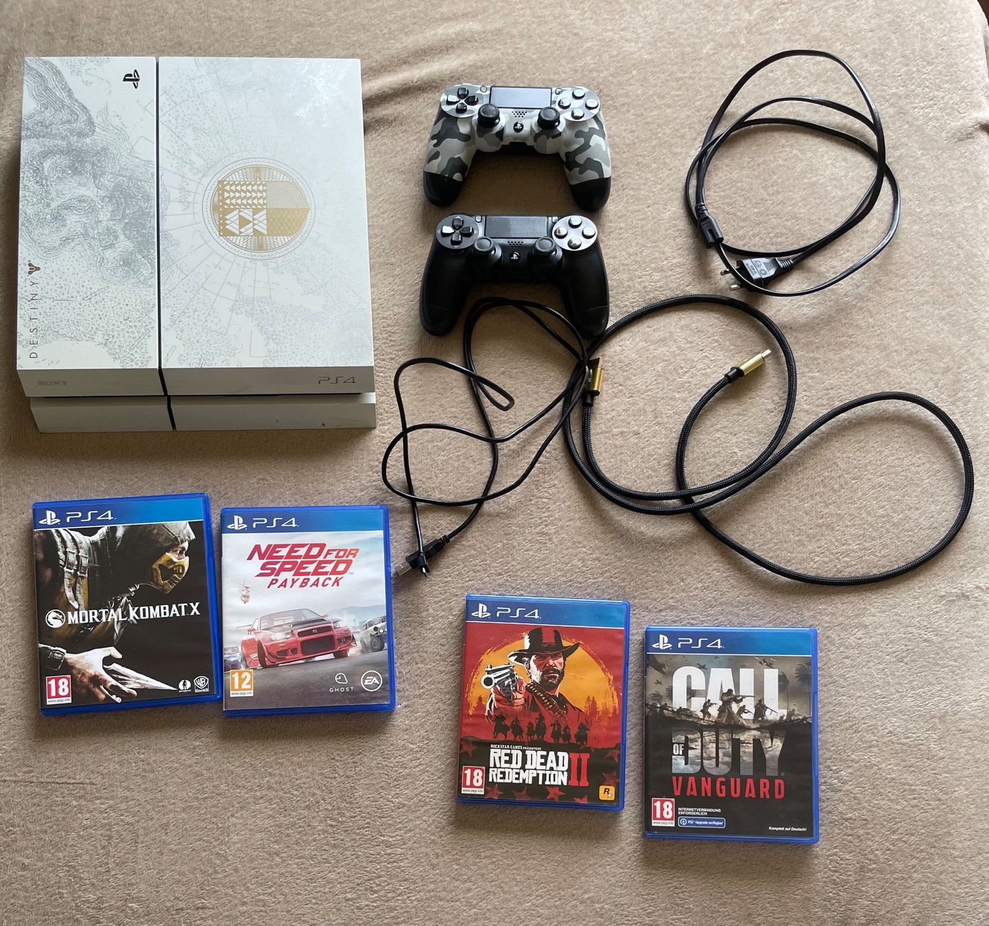 Sony Consoles: Sony PlayStation 4 Destiny Edition + 2 Controller & 4 Spiele – D'occasion à Niederwangen BE par m_s13