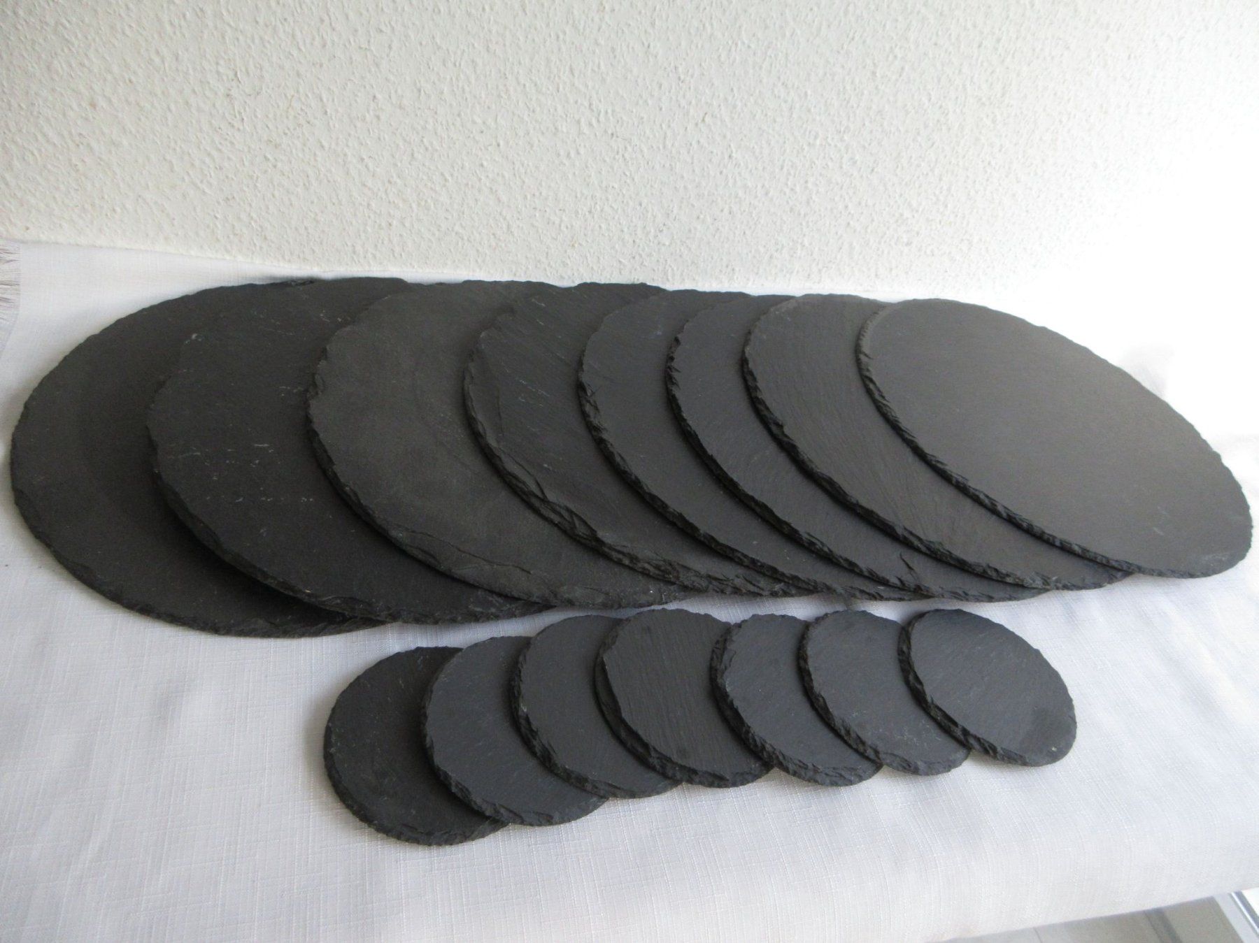 Sottobicchieri: 8 Schieferplatten, 7 Untersetzer, Tischdeko oder Platzteller – Usato da Binningen venduto da Oldfashion
