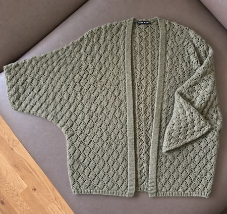Cardigan mit Lochstrickmuster in Olivgrün