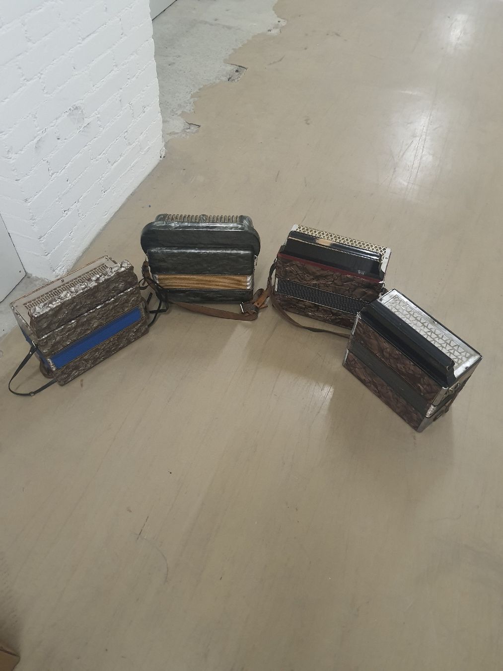 Strumenti musicali: 4 accordéons diatonique 8 basses  – Usato da Pont-de-la-Morge venduto da Mirabelle0 3