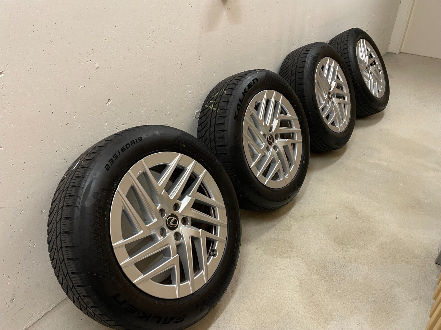 Lexus Pneumatici & Ruote complete: Lexus RX 2025 Winterräder 235/60R19 – Usato da Rheinfelden venduto da Piotr73
