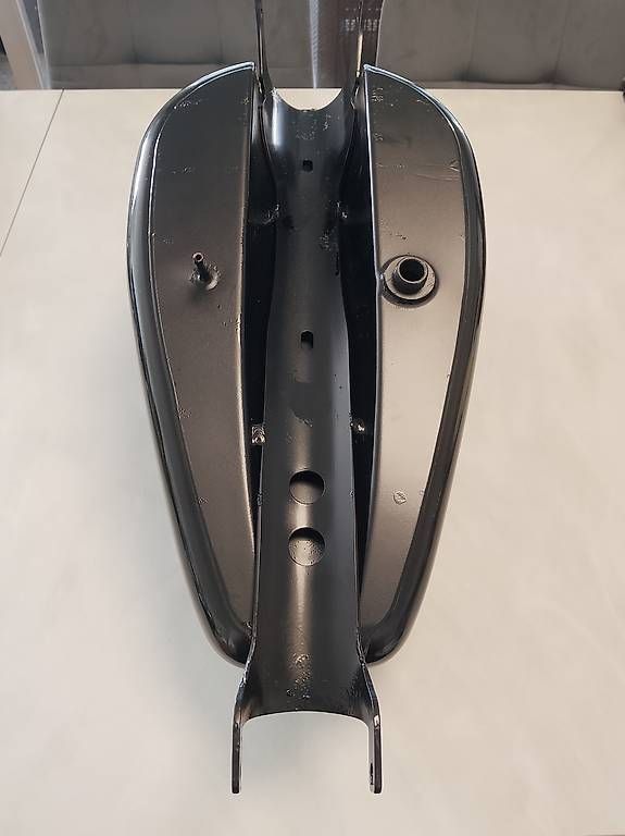 Accessori per altri veicoli: Serbatoio moto nero lucido con tappo e staffe – Usato da Morbio Inferiore venduto da pie_6rzh 2