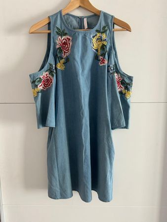 Sommerkleid von Zara mit Blumenstickerei Grösse M