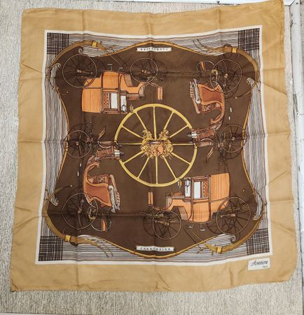 Foulard en soie Antoine Paris, 87x89cm, motif carrosses