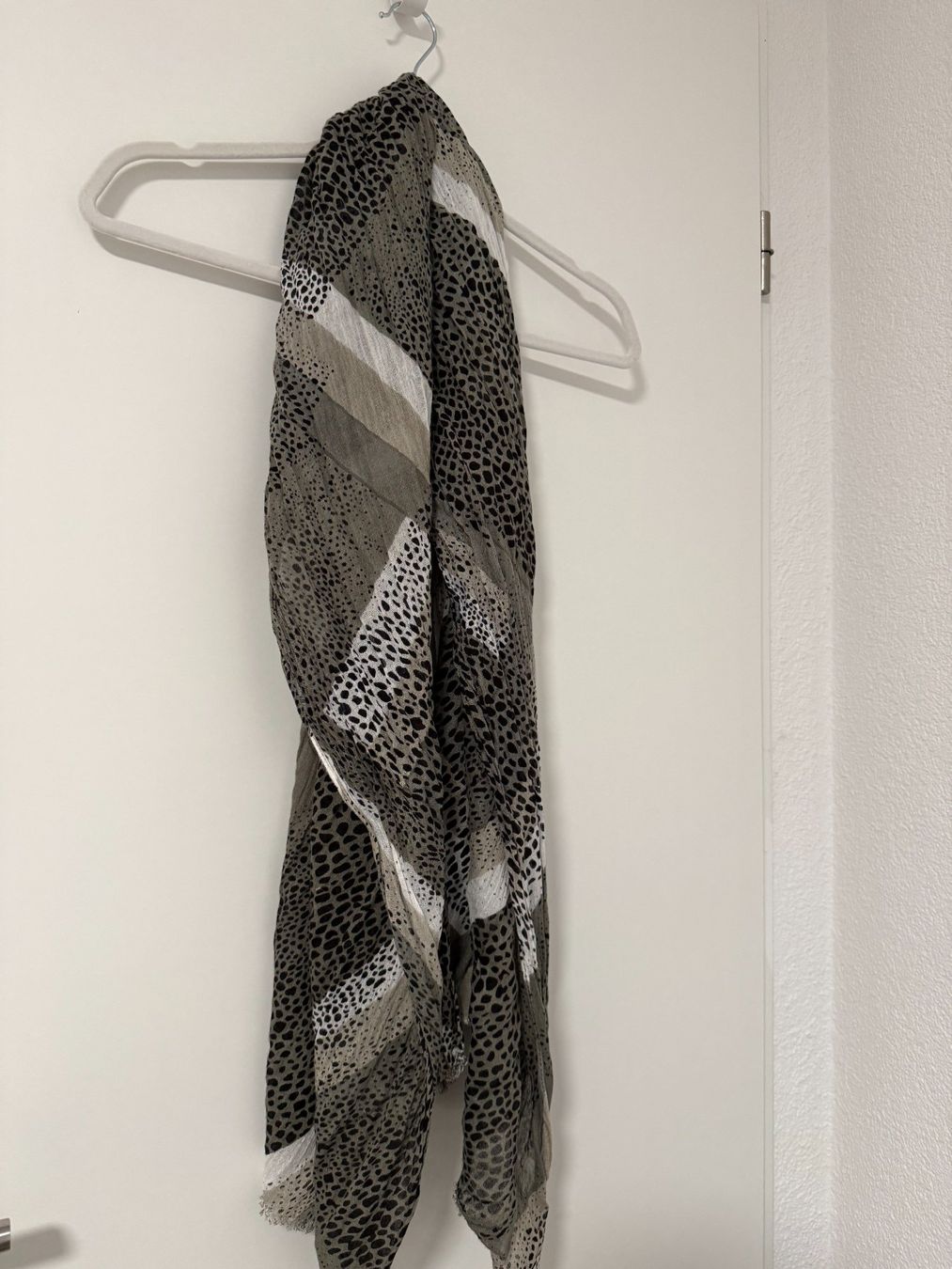Foulards & écharpes: Schal mit Leoprint – D'occasion à Bülach par Murphy6 2