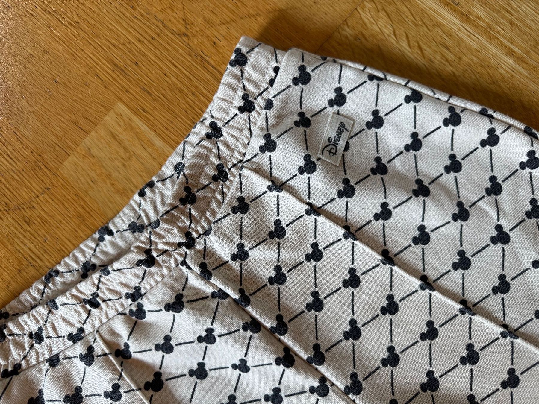 H&M Hosen: Disney Hose mit Mickey Mouse Muster, Grösse 152 – Gebraucht aus Spiez von HomeShoppingSpiez 1