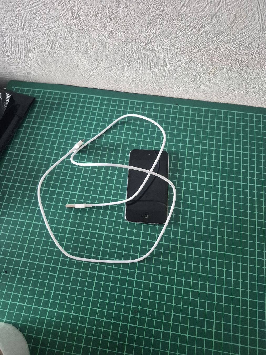 Apple Lettore multimediale portatile: iPod Touch 5th Gen Silver 32GB Used with Cable – Usato da Meyrin venduto da Retro-GZ 3