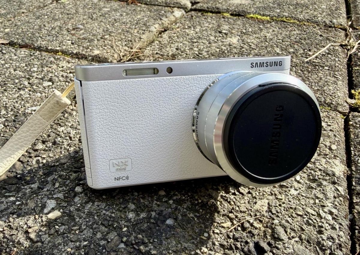 Samsung Kamera: Samsung NX Mini inkl. externem Blitz – Gebraucht aus Inwil von TheSwissEagle