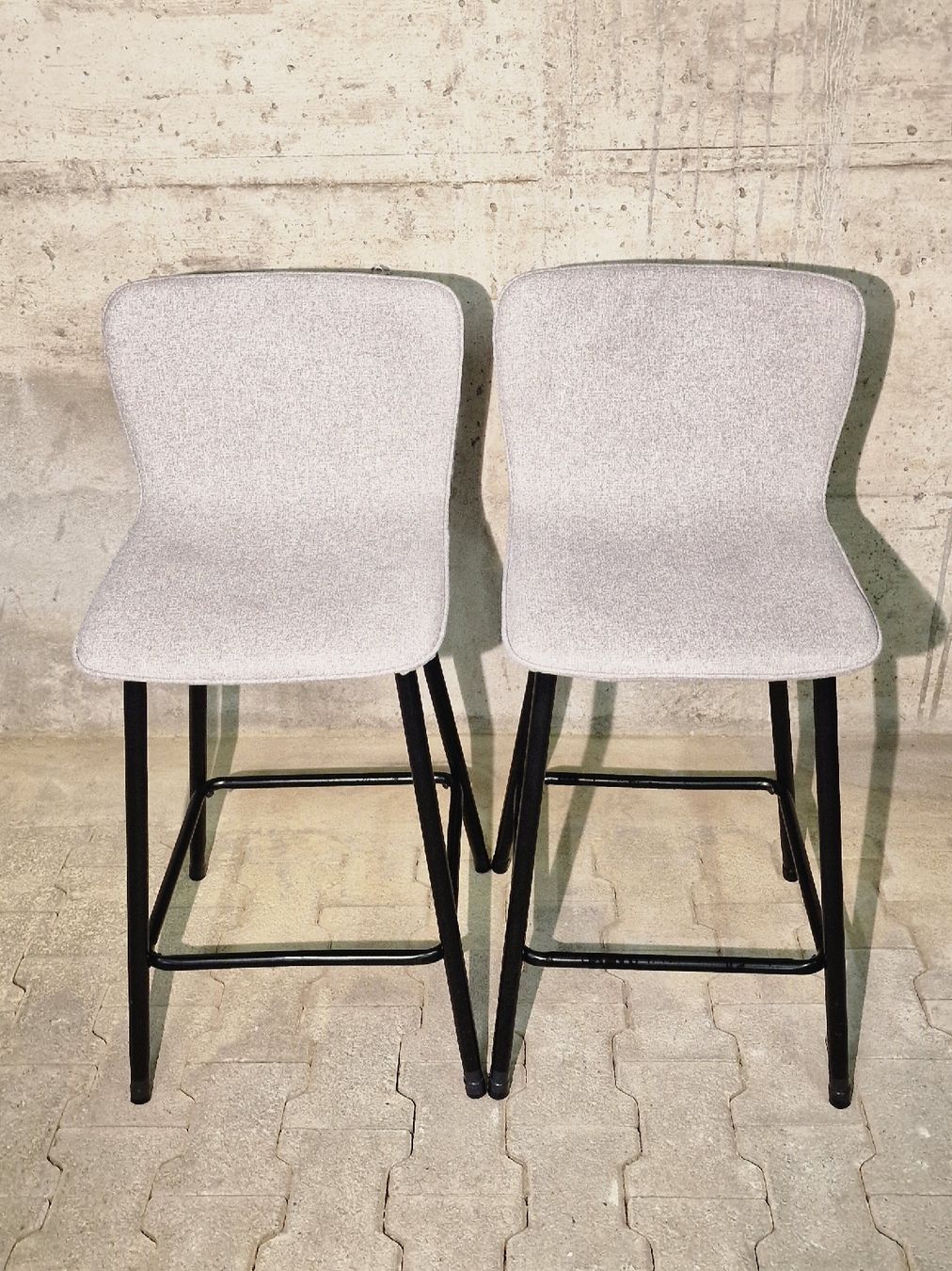Hocker: Moderner Barhocker mit Stoffbezug und Metallgestell – Gebraucht aus Affeltrangen von Szafaoli