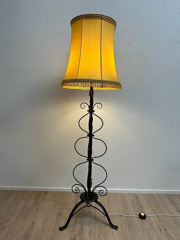Lampade: Grosse Vintage Stehlampe mit Stoffschirm und Eisenfuss – Usato da Obernau venduto da Arche_Noah_Brocki