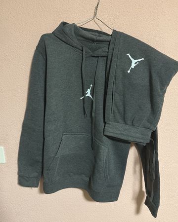 Completo tuta Jordan grigio, ideale per lo sport! 🏀🏃‍♂️