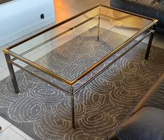 Salontisch mit Glasplatte