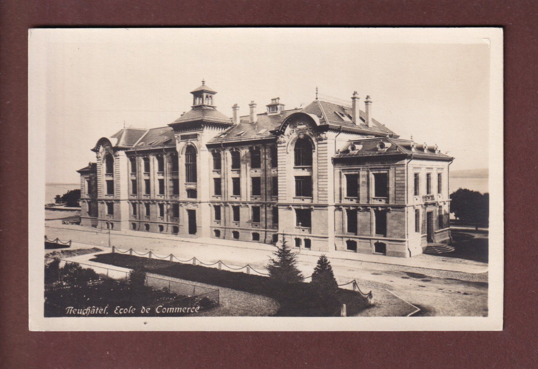 Cartoline postali: NEUCHÂTEL - Ecole de Commerce – Usato da Pully venduto da nicecards