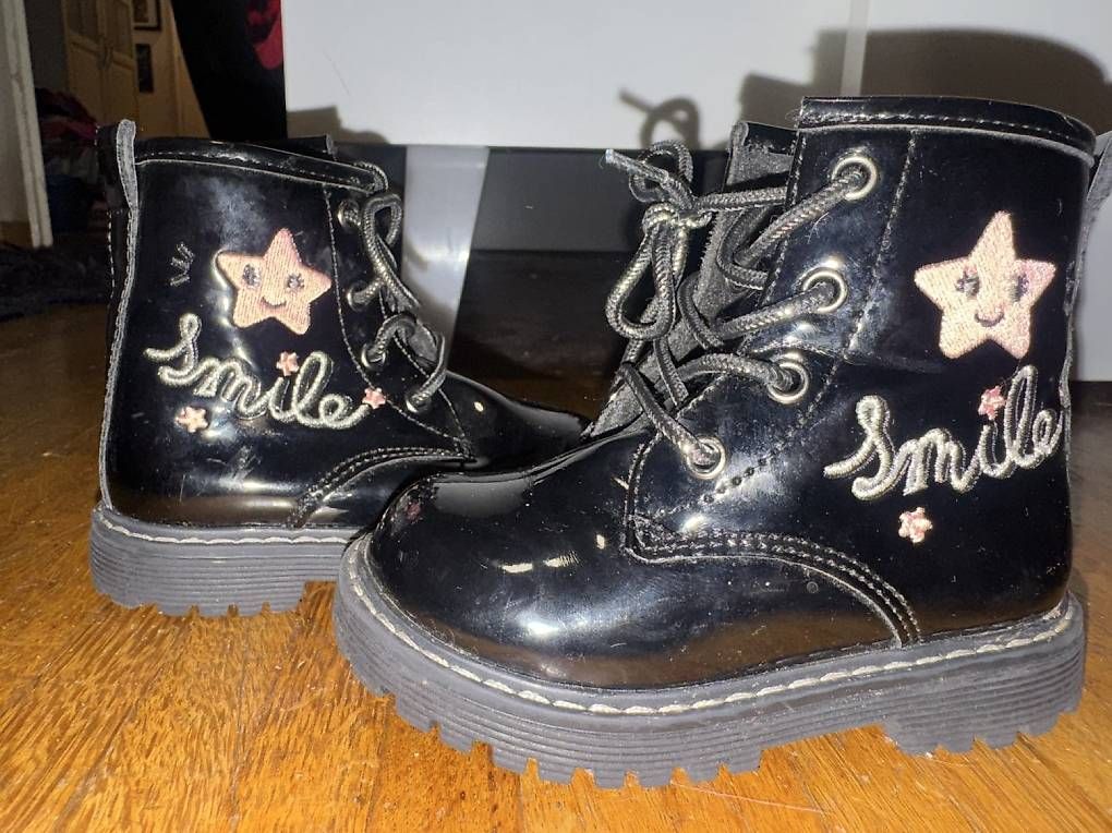 Schuhe für Jungen: Chaussures, enfants  – Gebraucht aus Lausanne von ahm_9l9k