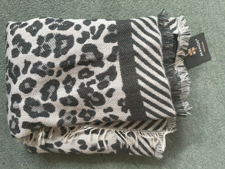 Neuer Schal Manor, Leo-Look