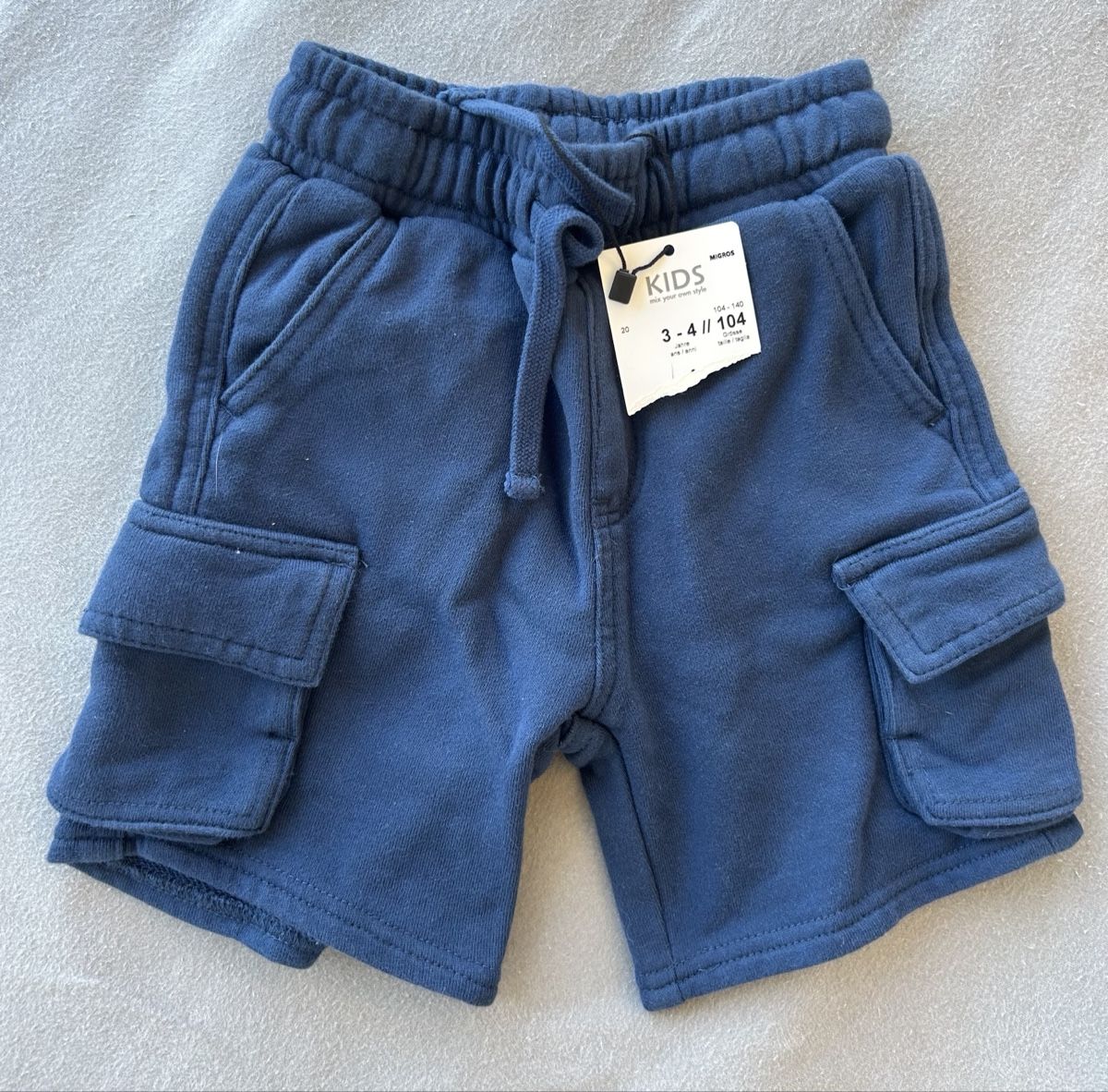 Pantaloni: Short cargo bleu 4 ans (104 cm) – Nuovo e nell'imballaggio originale da Baar nendaz venduto da min_n5tw