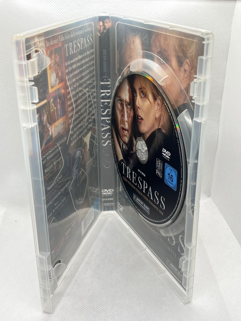 Tutti i DVDs: DVD Trespass – Flieh vor dem Terror oder bekämpfe ihn mit Ni – Usato da Hinterkappelen venduto da Kim1992 2