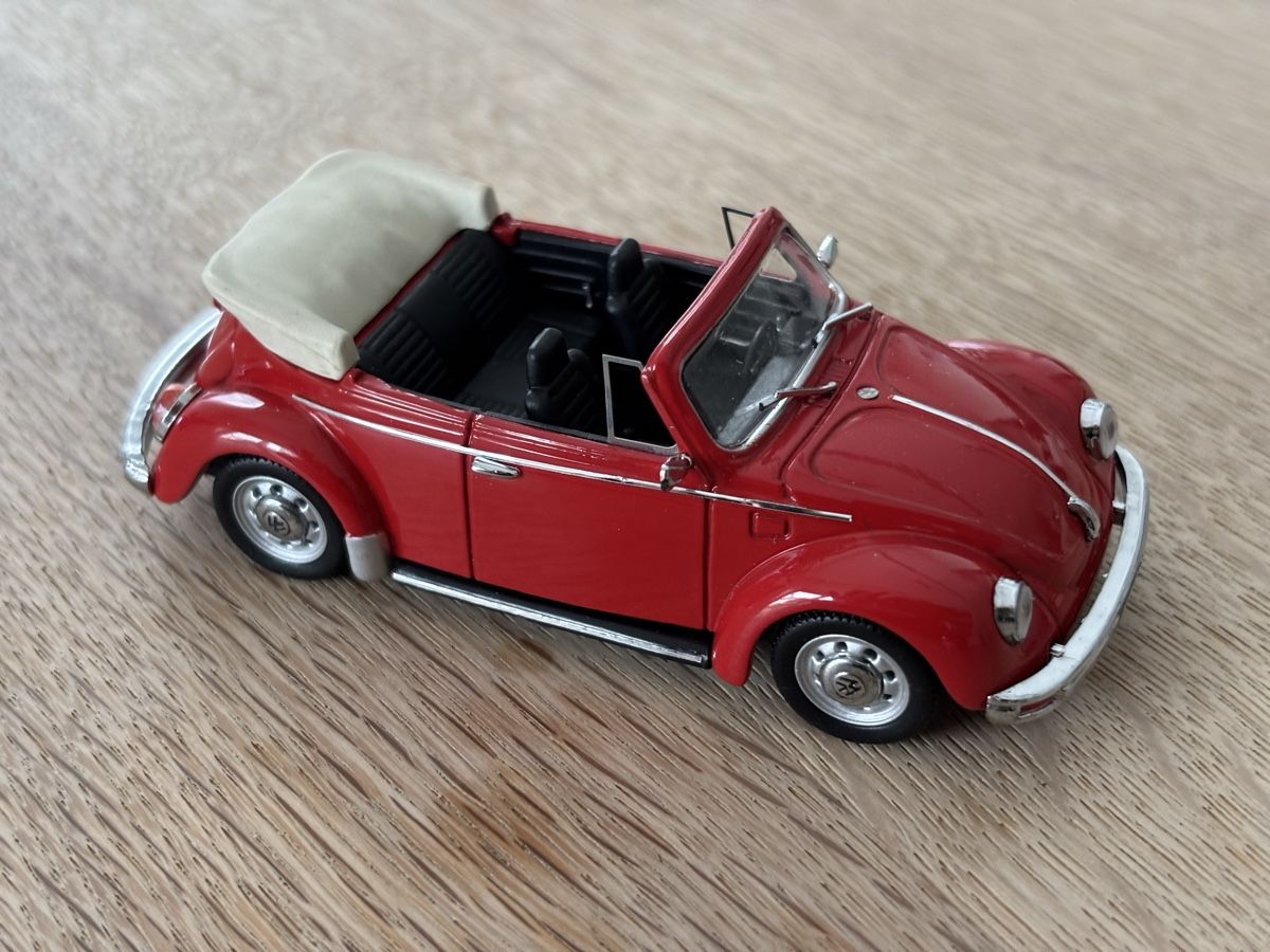 Volkswagen Modellini d'auto: 1 VW**Käfer**Cabriolet**1:43** – Usato da Volketswil venduto da Car6