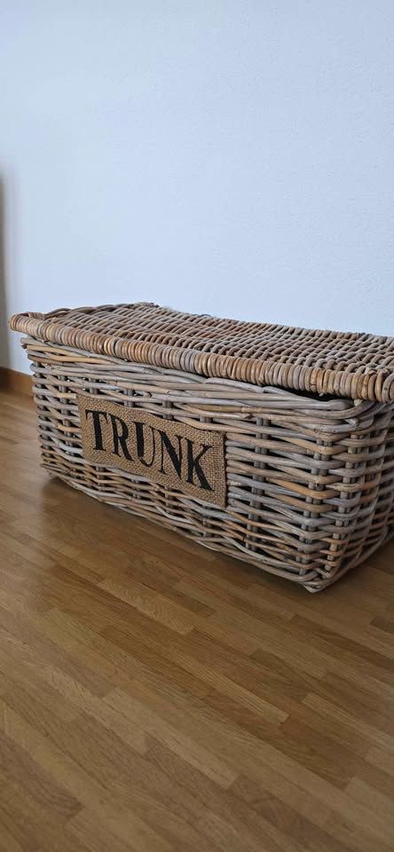 Cassapanche: Grosse Rattan Truhe  Versand Möglich – Nuovo (secondo la descrizione) da Weggis venduto da bdrm48