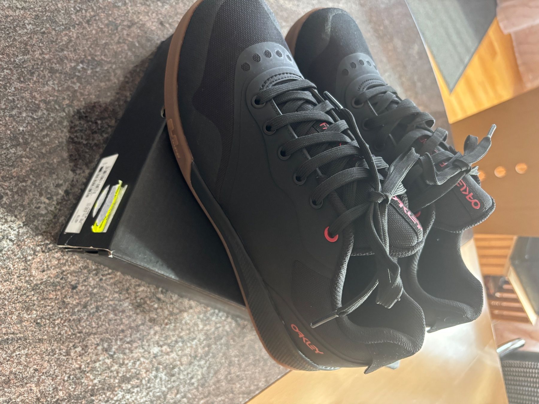 Oakley Scarpe da uomo: Oakley Schuhe Gr.41,5 – Nuovo e nell'imballaggio originale da Hasliberg-Hohfluh venduto da hasliberg79