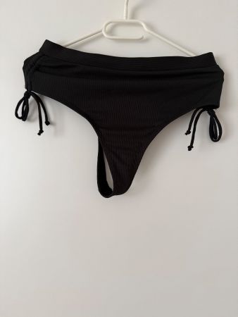 Schwarzer Sommer-Bade-Tang mit Schnüren, neuwertig!