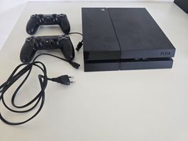 PS4 Konsole mit 2 Controllern und Kabeln